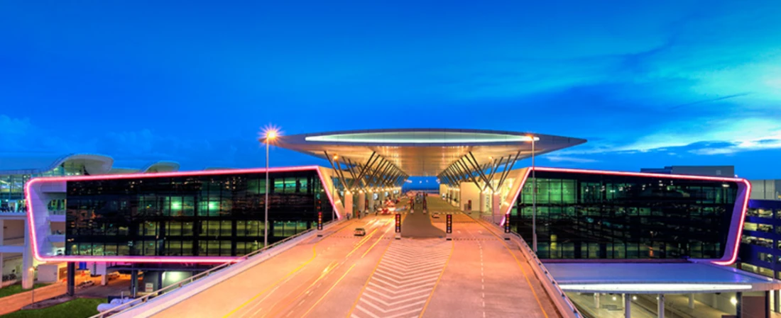 Which Airport Hotels Offer Lounge Access?